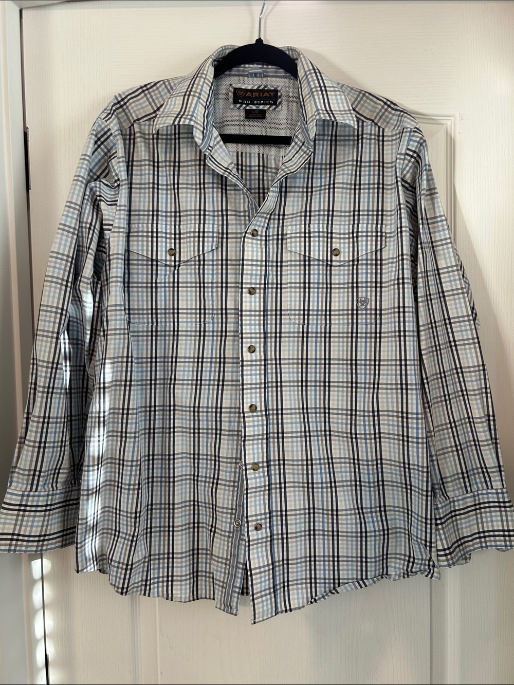 Ariat Men’s White and Blue Plaid Long-Sleeve Button-Down Shirt